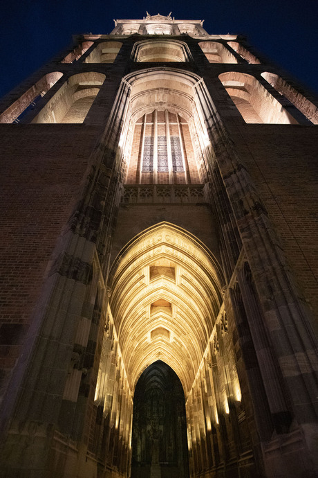 Kikkerperspectief van de Dom van Utrecht