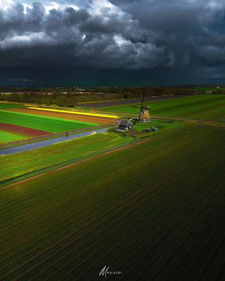 Donkere luchten boven molen O-T