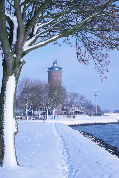 Watertoren in de sneeuw