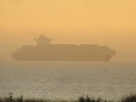 Vrachtschip ondergaande zon