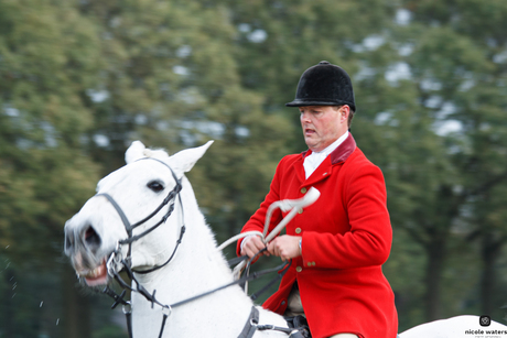 ruiter met een niezende paard