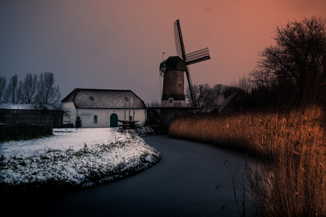 Molen in winterlandschap