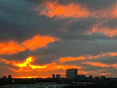 Zonsondergang skyline Den Haag