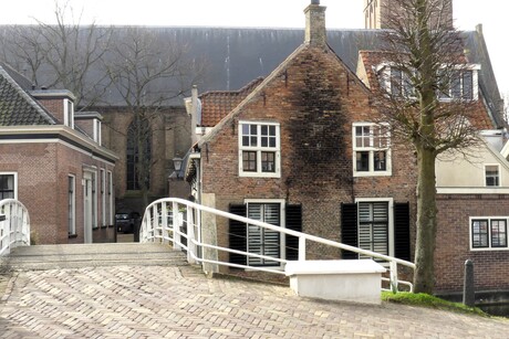 P1300206  Maasland  Centrum  Bruggetje over de  Singel   naar de Kerk  6 mrt 2026  