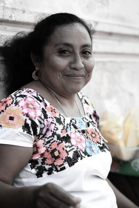 Vrouw op straat Valladolid, Mexico