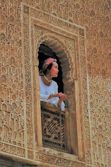 Aziatische vrouw in de koranschool in Marrakech