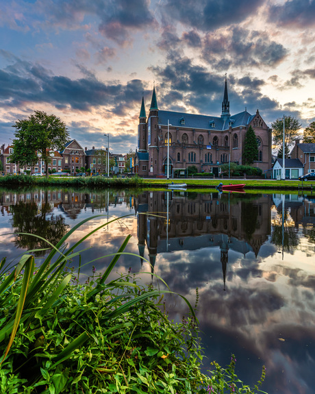 De Sint Josef Kerk in Alkmaar tijdens een fraaie zonsondergang