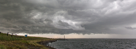 Oosterschelde met dreigende wolken