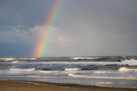 Regenboog te zien aan zee!