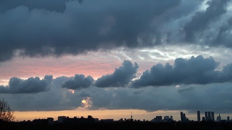 Donkere luchten boven Rotterdam