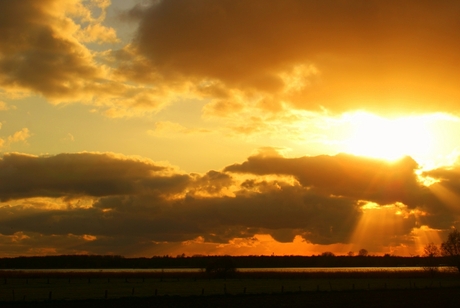 zon ondergang boven Veluwemeer nabij Elburg