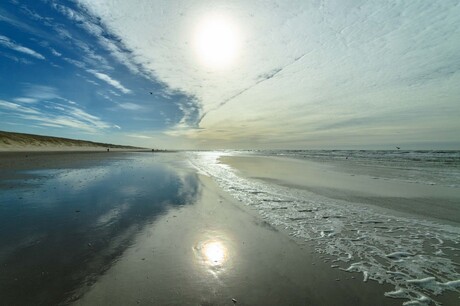 strand egmond zee in tegenlicht