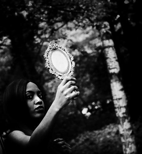The self-image in the mirror does not correspond to the self-image in your brain