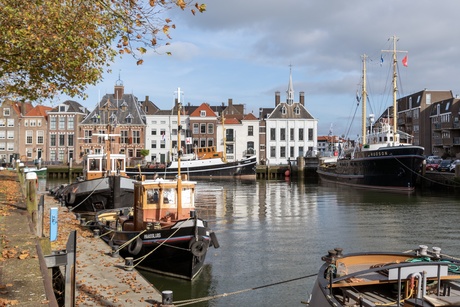 Mooi zicht op stad en haven Maassluis