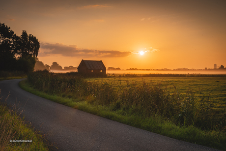 Zonsopgang bij het dorpje Leegkerk aan de Zijlvesterweg