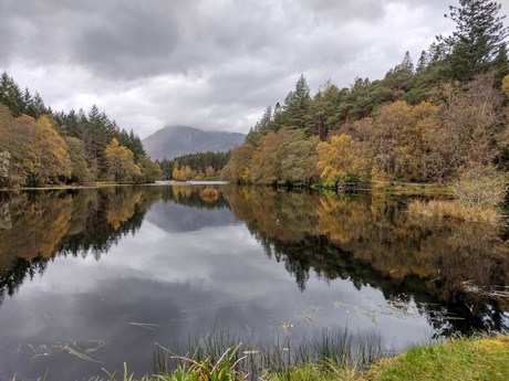 Glen Coe Lochan met the Pap in the achtergrond