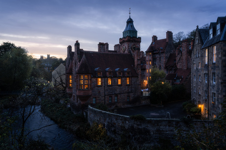 Dean Village tijdens het blauwe uur