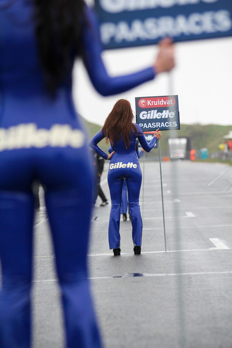 Grid girls tijdens Paasraces op Circuit Park Zandvoort
