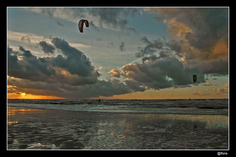 2 kite surfers