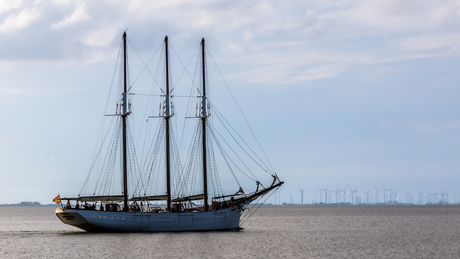 Pascual Flores bij vertrek uit de haven van Delfzijl