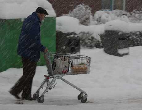 Boodschappen doen in de sneeuw