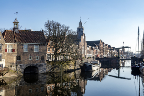 Een stad weerspiegeld