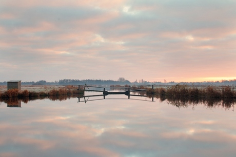 bruggetje in polder tijdens de zonsopkomst