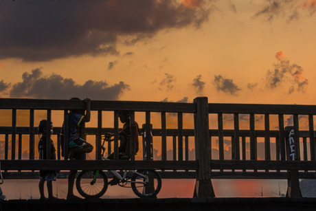 Spelen op de brug