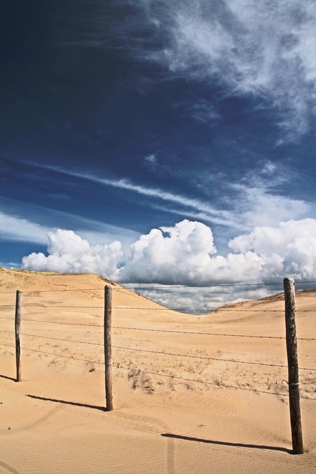 Blauwe lucht boven IJmuiden strand