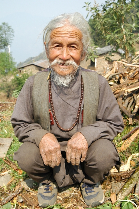 Oude man Helambu Nepal