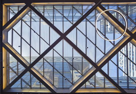 Kijk omhoog en zie het lijnenspel!