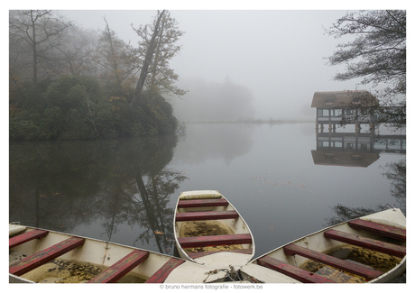 Boothuisje in mist