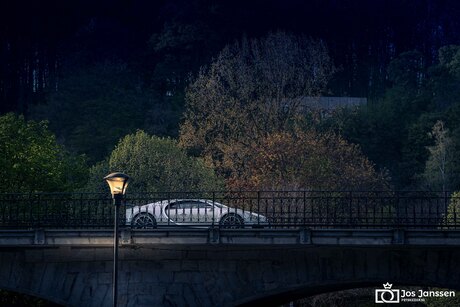 Bugatti Chiron op brug
