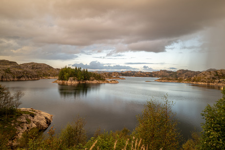 Eiland in de Spjodevatn (Noorwegen)