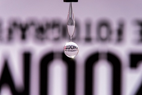 Zoom.nl logo reflecteert in druppel