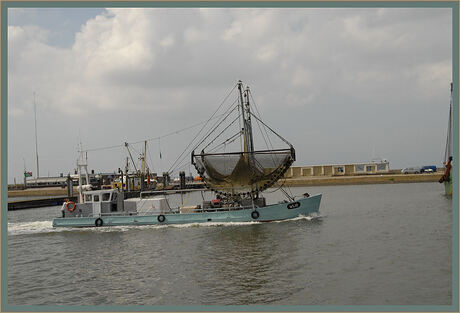Een Deens vissersscheepje in de haven van Lauwersoog