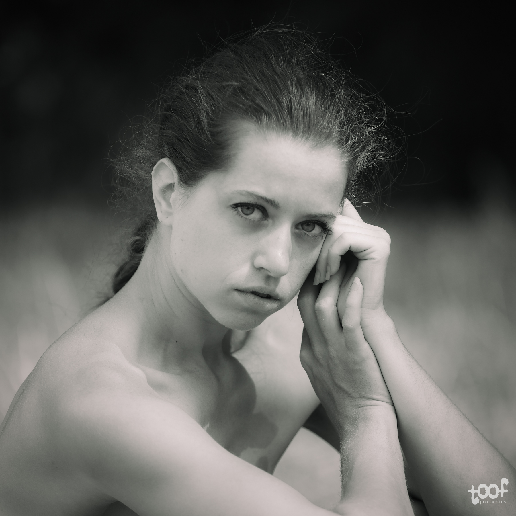 Thoughts of summer.... - Op locatie met mooi weer werken en eenvoud opzoeken... - foto door toof op 26-02-2023 - locatie: Huizen, Nederland - deze foto bevat: zwartwit, nikon, d750, vrouw, portret, naakt, topless, sensueel, bnw, pose, beauty, zon, daglicht, model, nikon corporation, nikon d750, 80.0-200.0 mm f/2.8, iso 100, diafragma ƒ/4, sluitertijd 1/500s, brandpuntafstand 200mm, lip, hand, arm, wenkbrauw, wimper, flitsfotografie, kaak, oor, nek, gebaar