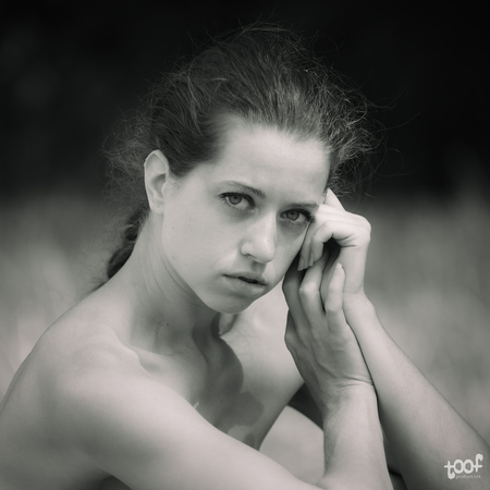 Thoughts of summer.... - Op locatie met mooi weer werken en eenvoud opzoeken... - foto door toof op 26-02-2023 - locatie: Huizen, Nederland - deze foto bevat: zwartwit, nikon, d750, vrouw, portret, naakt, topless, sensueel, bnw, pose, beauty, zon, daglicht, model, nikon corporation, nikon d750, 80.0-200.0 mm f/2.8, iso 100, diafragma ƒ/4, sluitertijd 1/500s, brandpuntafstand 200mm, lip, hand, arm, wenkbrauw, wimper, flitsfotografie, kaak, oor, nek, gebaar