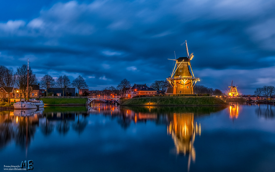 windmill Zeldenrust Dokkum the Netherlands - - - foto door Marcel76 op 04-05-2015 - deze foto bevat: lucht, wolken, water, dijk, lente, natuur, boot, avond, zonsondergang, landschap, meer, haven, brug, rivier, molen, nacht, boat, landscape, windmill, mill, cityscape, lange sluitertijd, koren molen, Wind molen, corn mill