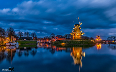 windmill Zeldenrust Dokkum the Netherlands - - - foto door Marcel76 op 04-05-2015 - deze foto bevat: lucht, wolken, water, dijk, lente, natuur, boot, avond, zonsondergang, landschap, meer, haven, brug, rivier, molen, nacht, boat, landscape, windmill, mill, cityscape, lange sluitertijd, koren molen, Wind molen, corn mill