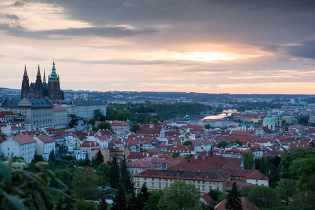 een bewolkte zonsopkomst in Praag