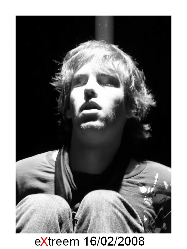 eXtreem part 2 - Nog een foto uit het toneelstuk eXtreem, foto gemaakt door Roeland, blijft lastig om in het theater foto's te maken met licht etc. omgezet naar z/w - foto door danivisser op 24-02-2008 - deze foto bevat: portret, extreem