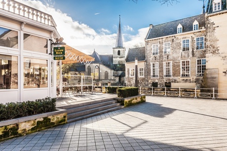 Valkenburg zaterdagochtend in de zonsopkomst