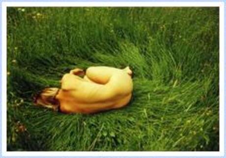 Vrouw in gras