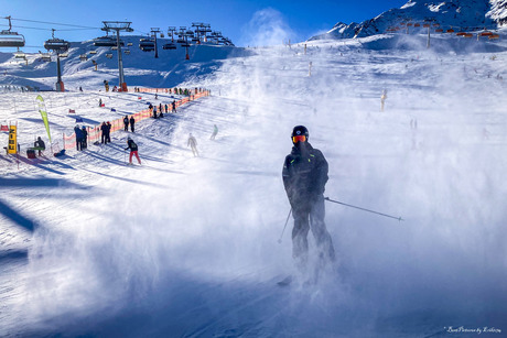 Skiër uit sneeuwwolk