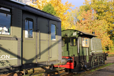 Oude locomotief op spoorrails 
