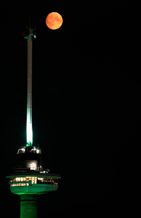 Rode bijna volle maan bij Euromast, Rotterdam