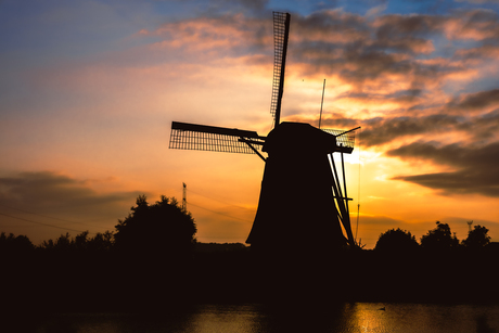 Een silhouet van een molen