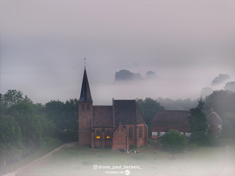 Het kerkje van Persingen omringt door de mist.
