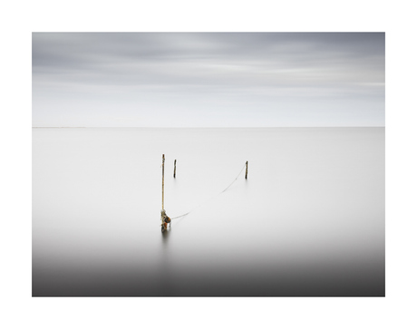 Visstaken in rustig water